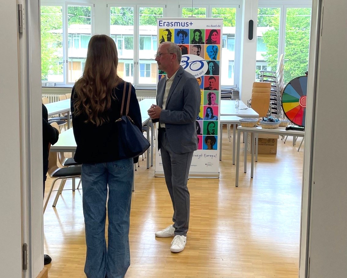 Auch hier stehen alle Türen offen: Mit dem Programm Erasmus+ ist ein Auslandsaufenthalt während des dualen Studiums möglich Auch hier stehen alle Türen offen: Mit dem Programm Erasmus+ ist ein Auslandsaufenthalt während des dualen Studiums möglich