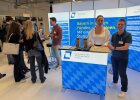 Bereit für das nächste Gespräch! Unser Messeteam heißt die Schülerinnen und Schüler am Stand auf der vocatium München willkommen.