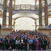 Dr. Hans-Joachim Heßler, Präsident des Oberlandesgerichts München und des Bayerischen Verfassungsgerichtshofs, hieß die zahlreichen Studierenden der Rechtspflege im Justizpalast willkommen. Dr. Hans-Joachim Heßler, Präsident des Oberlandesgerichts München und des Bayerischen Verfassungsgerichtshofs, hieß die zahlreichen Studierenden der Rechtspflege im Justizpalast willkommen.