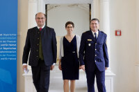 Staatsminister Albert Füracker, der scheidende Präsident Ingbert Hoffmann und die neue Präsidentin Birgit Hensger betreten den Churfürstensaal für den Festakt. Staatsminister Albert Füracker, der scheidende Präsident Ingbert Hoffmann und die neue Präsidentin Birgit Hensger betreten den Churfürstensaal für den Festakt.